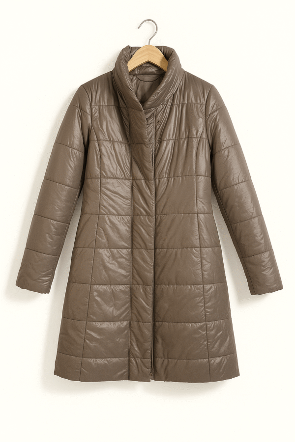 Campera larga acolchada taupe – Estilo minimalista