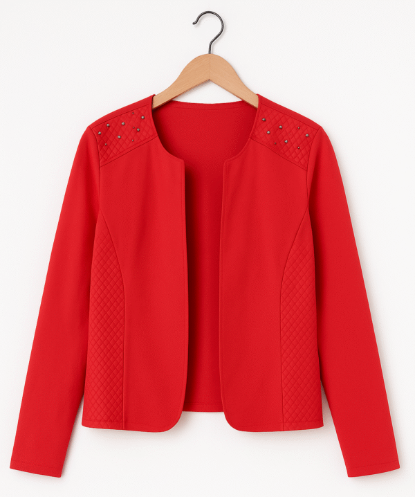 Saco rojo con detalles acolchados y tachas decorativas