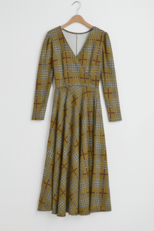 Vestido escocés con escote cruzado y falda evasé