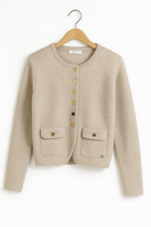Saco de lana beige con botones dorados