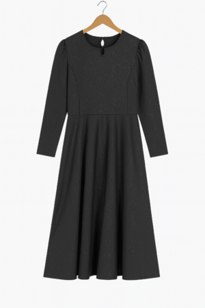 Vestido negro con textura y escote lágrima