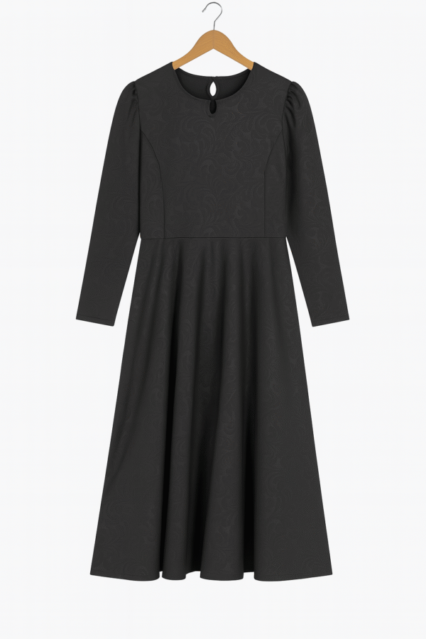 Vestido negro con textura y escote lágrima