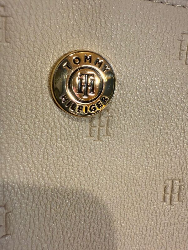 Cartera Tommy Hilfiger Bucket Bag Beige Embossed - Image 3