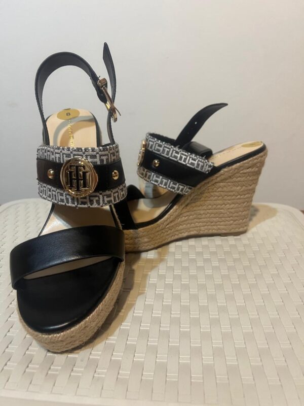 Sandalias Tommy Hilfiger Plataforma Esparto – Negro & Monograma - Image 3